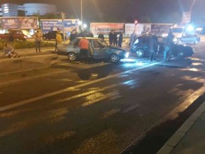 2 Otomobil Çarpıştı: 5 Yaralı