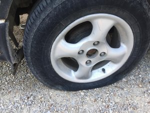 Alkol Alıp Araçların Lastiklerini Kestiler
