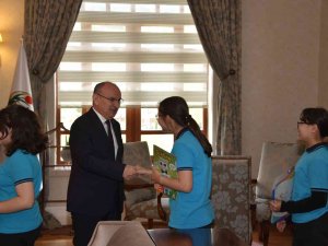 Öğrenciler E-twinning Projesini Vali Karadeniz’e Anlattı
