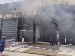 Nazilli Osb’deki Yangında 4 İş Yeri Ve Bir Araç Zarar Gördü