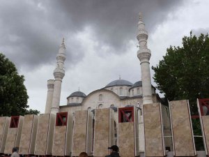 Tarihi Cami Avlusunda Yapılan Beton Bloklar Tartışma Konusu Oldu