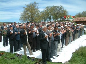 Yüz Yıllık Gelenek: Hıdırellez’i Yağmur Duası İle Kutladılar