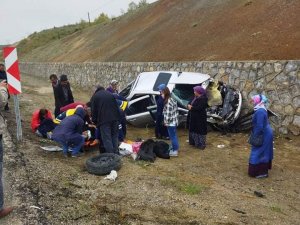 Otomobil İstinat Duvarına Çarptı: 3 Yaralı