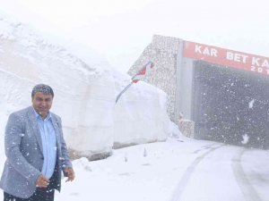 Bahçesaray Yolunda Mayıs Karı Etkili Oldu