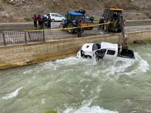 Kamyonet Dereye Uçtu: 2 Ölü, 3 Yaralı