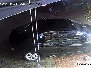 Alkollü Sürücünün Park Halindeki İki Otomobile Çarptığı Anlar Kameraya Yansıdı