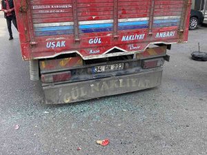 Bayrampaşa’da 2 Aracın Arasında Sıkışan Sürücü Yaralandı