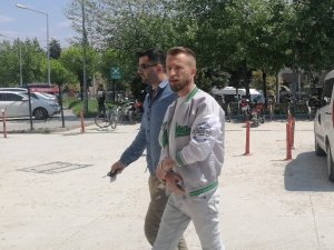 Kendisine Tepki Gösteren 2 Kişiyi Tabancayla Yaralayan Zanlı Tutuklandı