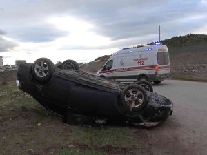 Takla Atan Otomobil Ters Döndü: 3 Yaralı