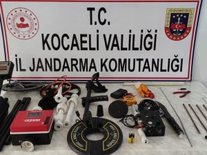 Dedektörle Kaçak Kazı Yaparken Suçüstü Yakalandılar