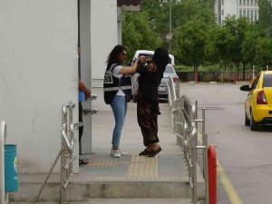 Zincire Vurulduğu İddia Edilen Kızın Annesi: “Kızım Haberim Olmadan Trafik Işıklarında Dilencilik Yapıyordu, Sürekli Evden Kaçıyordu"