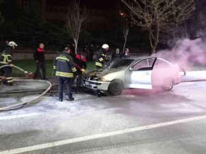 Hareket Halindeki Otomobil Alev Aldı