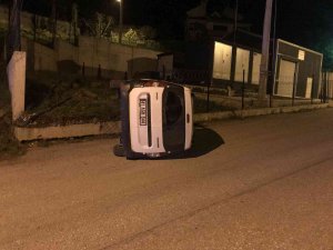 Kontrolden Çıkan Araç Betona Çarpıp Yan Yattı