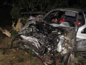 Aşırı Hızlı Araç Yoldan Çıkıp Etrafı Savaş Alanına Çevirdi