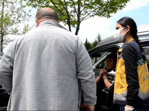 Kaza Yapan Kadın Ağladı, Çılgına Döndü, Komşusu Sakinleştirdi