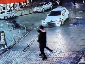 Zeytinburnu’nda Motosikletli Gençlerin Havaya Fırladığı Feci Kaza Kamerada