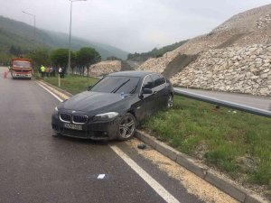Kontrolden Çıkan Otomobil Aydınlatma Direği Çarptı, 1 Kişi Yaralandı
