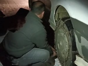 Bahçesaray Yolunda Mayıs Karı Sürücülerin Zincir Takmasına Neden Oldu
