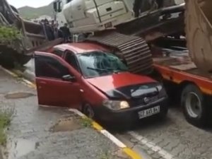 Elazığ’da Tırın Üstündeki İş Makinesi Aracın Üstüne Düştü