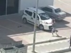 Tartıştığı İş Yeri Sahibinin Arabasını Sopa İle Paramparça Etti