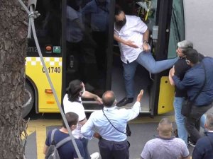 Kadıköy’de Durak Kavgası: İ̇ett Şoförü İle Yolcu Birbirine Girdi