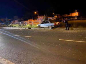 Turgutlu’da Kontrolden Çıkan Otomobil Refüje Çarptı: 2 Yaralı