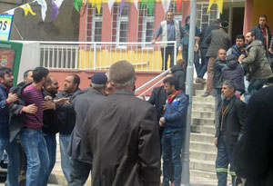 AK Parti milletvekili adayına sopalı saldırı VİDEO İZLE