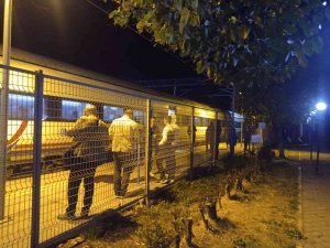 Elektrik Direği Devrilince Tren Seferi 2 Saat Durdu