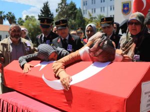 Şehidi Annesi Ve Eşi Asker Selamıyla Uğurladı