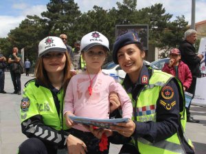 Erzincan’da "Yayalar İ̇çin 5 Adımda Güvenli Trafik" Uygulaması Yapıldı
