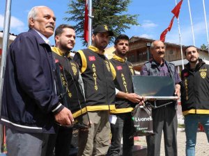 Polis Ekipleri, Gazilerin Elini Öperek Çalınan Eşyalarını Teslim Etti