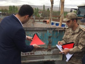 Darende’de Sürücülere Reflektör Dağıtıldı