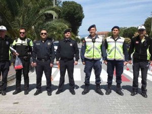 Balıkesir’de Sürücülere Broşür Çocuklara Kırmızı Düdük Dağıtıldı