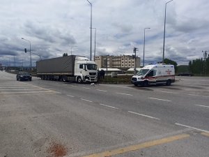 Tır, Kırmızı Işıkta Bekleyen Otomobile Arkadan Çarptı: 2 Yaralı