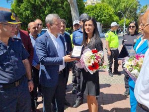 Karayolu Trafik Güvenliği Günü’nde 3 Araç Sürücüsüne Çiçek Ve Plaket Verildi