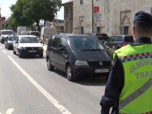 Vali Canalp, ‘Cep Telefonu Çağımızın Hastalığı’ Diyerek Yayalara Uyarıda Bulundu