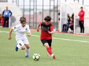 Van Büyükşehir Kadın Futbol Takımı Namağlup Şampiyonluğunu İlan Etti