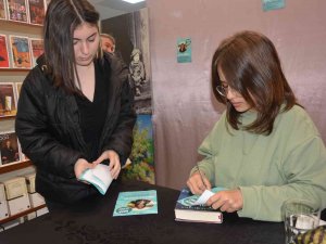 Genç Yazara İmza Buluşmasında Yoğun İlgi