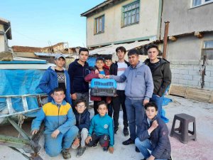 Minik Yavru Tilkiyi Çocuklar Terkedilmiş Halde Buldu