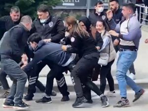 Hastane Önünde Dört Kuzen Birbirine Girdi