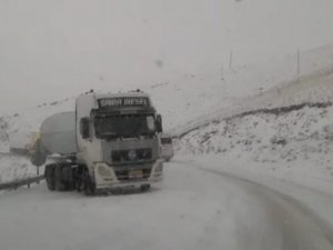 Van’da Güzeldere Geçidi’nde Onlarca Araç Mahsur Kaldı