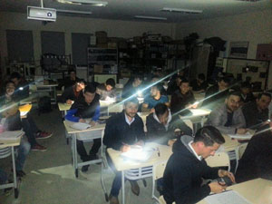 Rize'de Elektrikler Kesti RTEÜ'de Cep Telefonu Işığı Altında Ders Yapıldı