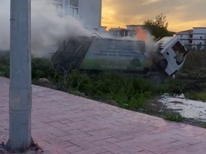 Alev Alev Yanan Ambalaj Atığı Toplama Kamyonu Kullanılamaz Hale Geldi