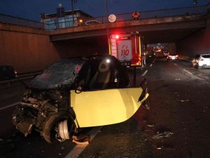 Seyir Halindeki Tıra Çarpan Smart Marka Otomobilin Sürücüsü Sıkıştı