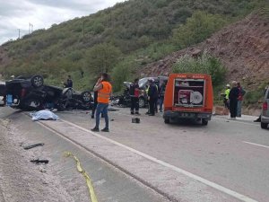 Çankırı’da Hafif Ticari Araç İle Minibüs Çarpıştı: 3 Ölü, 12 Yaralı