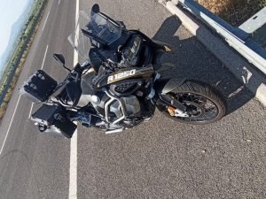 Motosikletiyle Bariyerlere Çarpıp Yola Savruldu