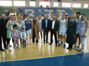 Rize Belediye Başkanı Metin’den Kadın Basketbol Takımına Kutlama