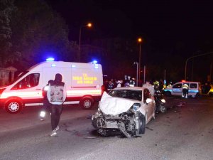 Kırmızı Işık İhlali Yapan Alkollü Sürücü Minibüsle Çarpıştı: 3 Yaralı