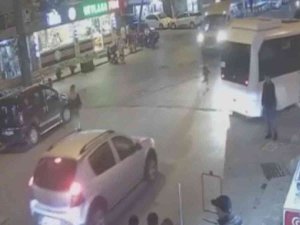 Zeytinburnu’nda Yola Atlayan Kız Çocuğunu Ezilmekten Bekçiler Kurtardı...o Anlar Kamerada