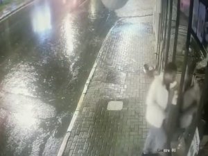 İ̇stanbul’da Rahat Tavırlı Hırsızlar Kamerada